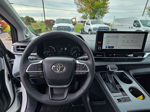 Used 2025 Toyota Sienna XLE image 16