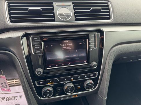 Used 2017 Volkswagen Passat 1.8T R-Line w/ R-Line Lighting Package image 17