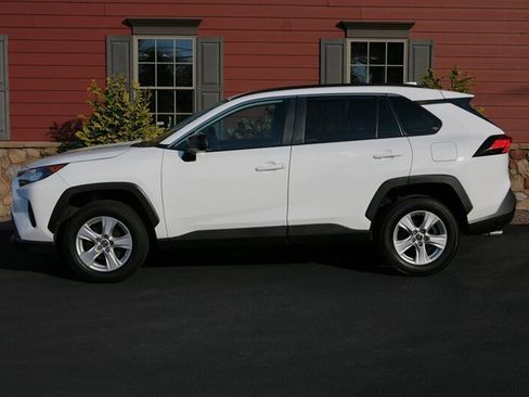 Used 2021 Toyota RAV4 LE image 4