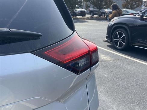 Used 2023 Nissan Rogue SV image 9