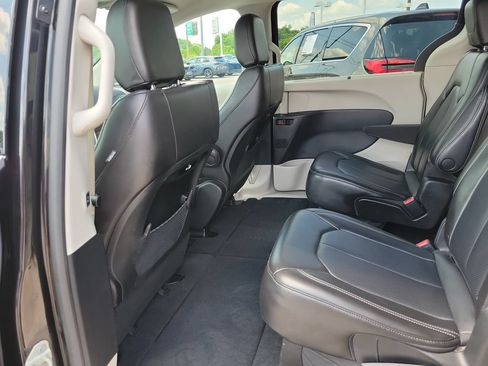 Used 2023 Chrysler Pacifica Touring-L FWD image 14