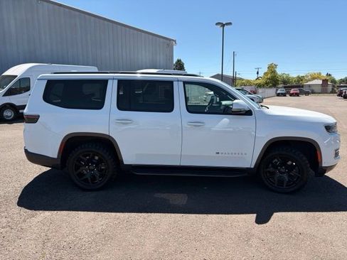 Used 2022 Jeep Wagoneer Series III AWD/4WD image 9
