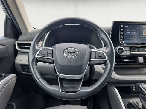 Used 2022 Toyota Highlander XLE AWD/4WD image 13