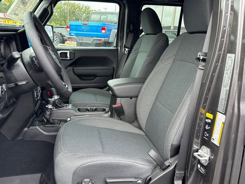 New 2025 Jeep Gladiator Sport image 9