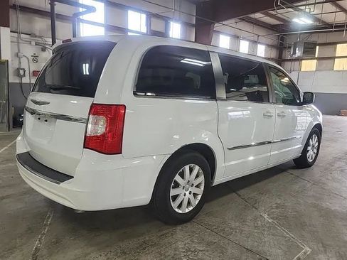 Used 2016 Chrysler Town & Country Touring image 4
