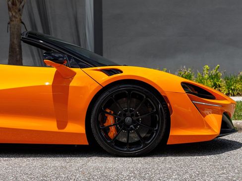 Used 2025 McLaren Artura Spider RWD image 16