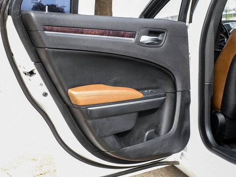 Used 2018 Chrysler 300 Limited image 39