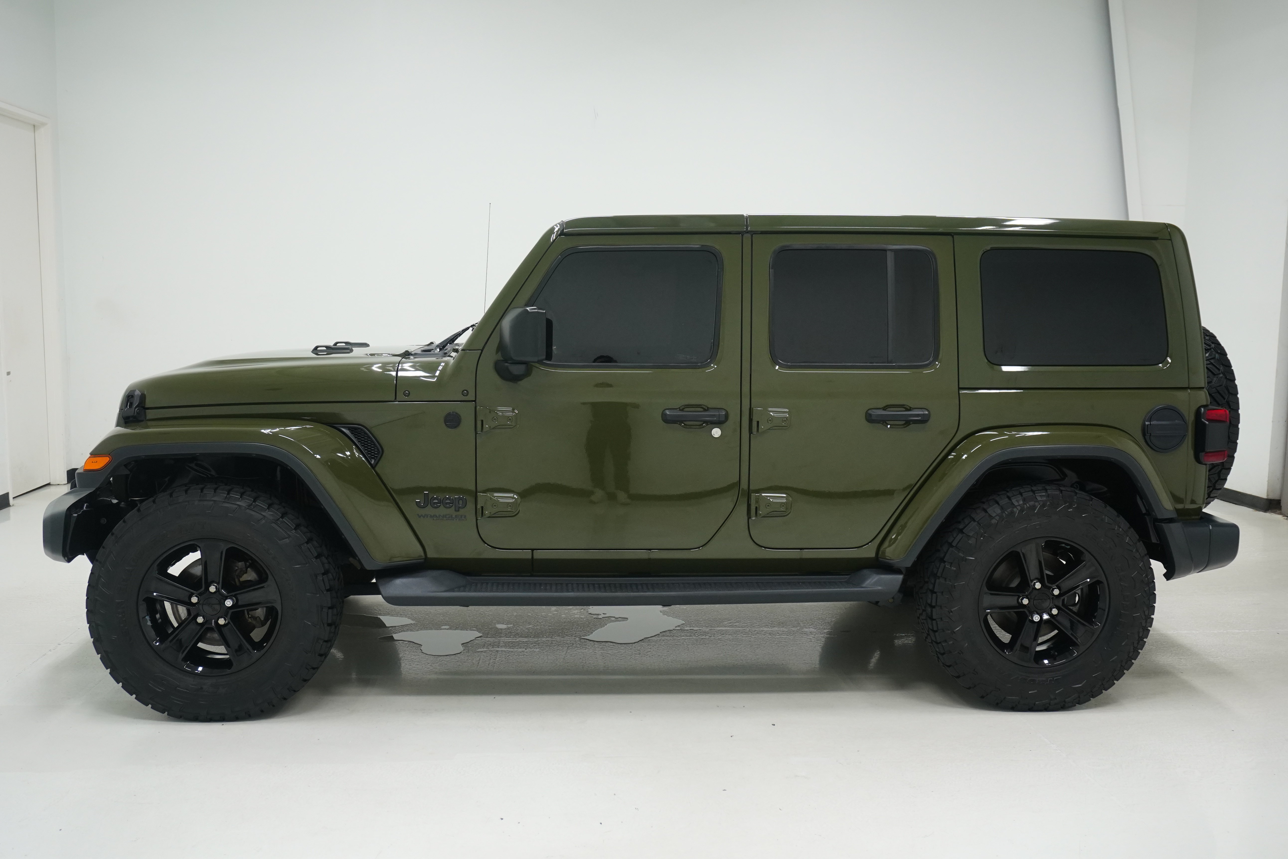 Used 2021 Jeep Wrangler Unlimited Sahara AWD/4WD image 7