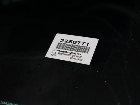 New 2025 Jeep Grand Cherokee Limited image 37