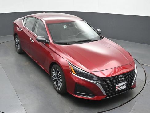 Used 2025 Nissan Altima 2.5 SV FWD image 33
