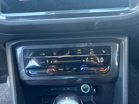 Used 2024 Volkswagen Tiguan SE w/ Panoramic Sunroof Package FWD image 18