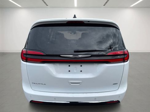 Used 2023 Chrysler Pacifica Touring-L image 5