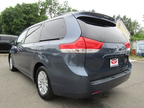 Used 2013 Toyota Sienna XLE FWD image 5