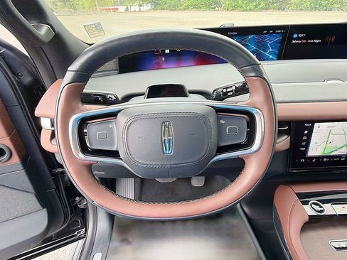 Used 2025 Lincoln Navigator Reserve image 11