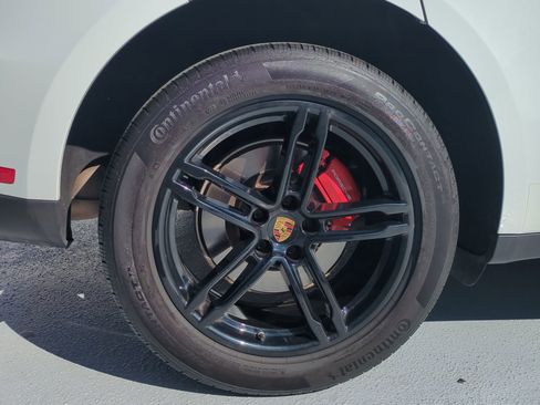 Certified 2022 Porsche Macan image 13