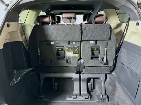Used 2024 Toyota Sienna Platinum image 31