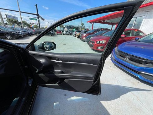 Used 2020 Toyota Camry SE FWD image 16