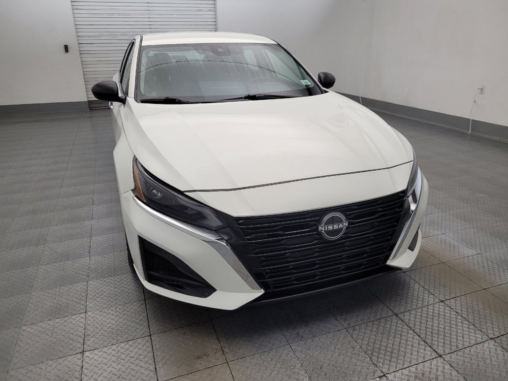 Used 2025 Nissan Altima 2.5 SV FWD image 14