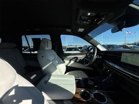 Used 2025 Cadillac Escalade Premium Luxury Platinum image 15