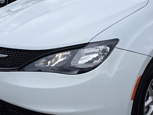 Certified 2023 Chrysler Voyager LX image 8