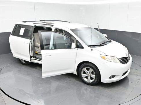 Used 2012 Toyota Sienna LE image 39