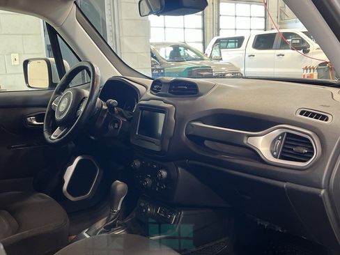 Used 2020 Jeep Renegade Latitude w/ Cold Weather Group image 28