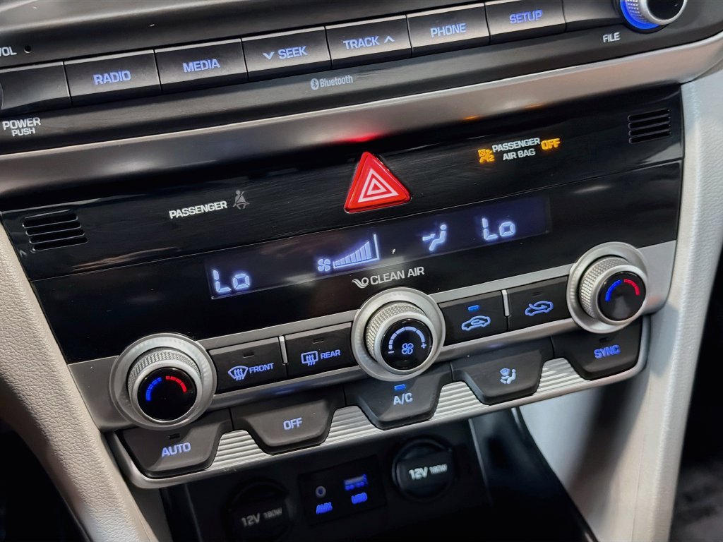 Used 2020 Hyundai Elantra SE FWD image 18