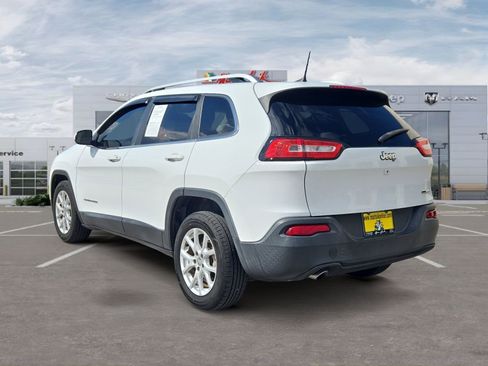 Used 2017 Jeep Cherokee Latitude FWD image 3