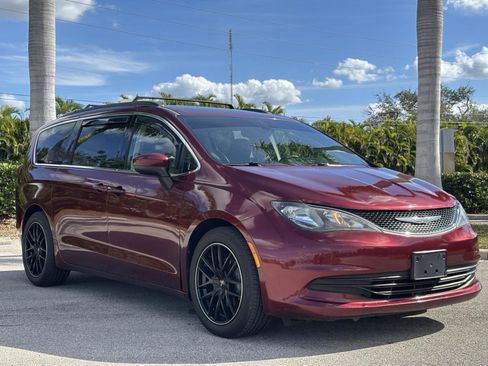 Used 2017 Chrysler Pacifica Touring image 4