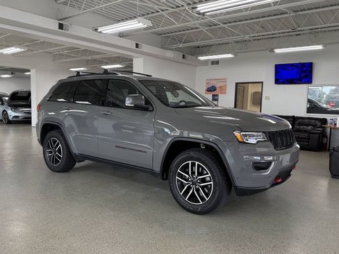 Used 2021 Jeep Grand Cherokee Trailhawk w/ Premium Lighting Group AWD/4WD image 3