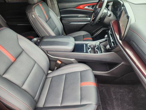 Used 2025 Chevrolet Traverse RS FWD image 17
