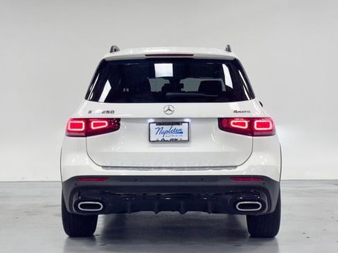 Used 2022 Mercedes-Benz GLB 250 4MATIC image 2