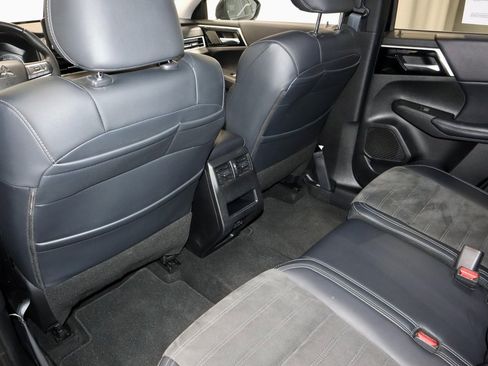 Used 2023 Mitsubishi Outlander SE image 22