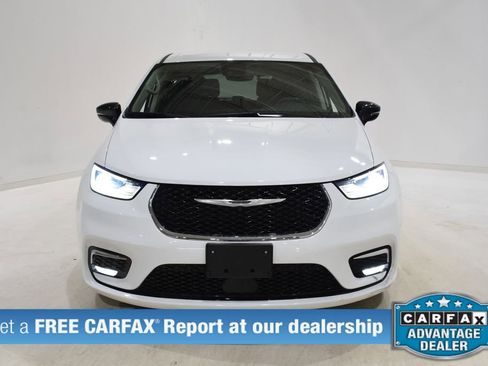 Used 2024 Chrysler Pacifica Touring-L image 2