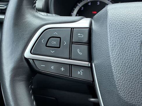 Used 2024 Toyota Highlander LE FWD image 24