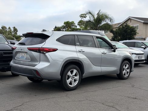 Used 2023 Toyota Highlander LE FWD image 3