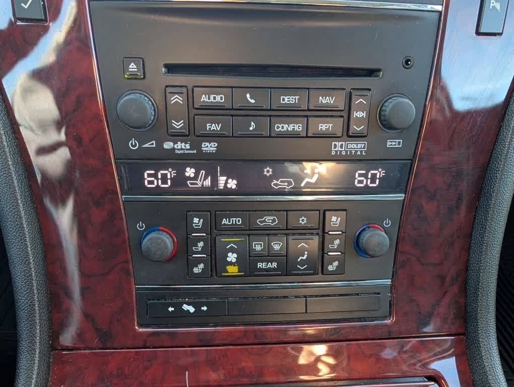 Used 2014 Cadillac Escalade Luxury AWD/4WD image 17