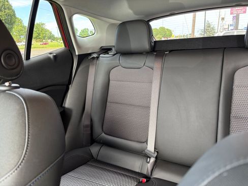 Used 2025 Chevrolet Trax LT w/ LT Convenience Package FWD image 38