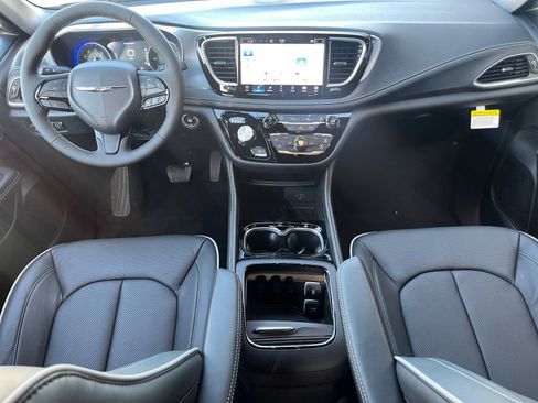 New 2026 Chrysler Pacifica Limited image 16