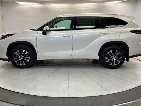Used 2021 Toyota Highlander XLE AWD/4WD image 2
