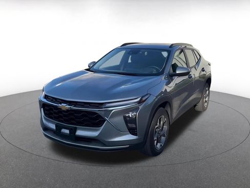 Used 2025 Chevrolet Trax LT w/ LT Convenience Package FWD image 4