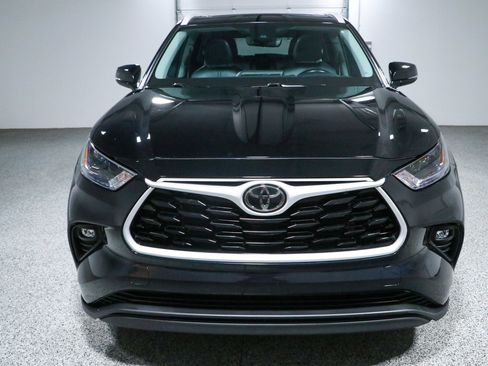 Used 2024 Toyota Highlander XLE FWD image 4