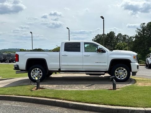 Used 2017 GMC Sierra 2500 Denali w/ Duramax Plus Package AWD/4WD image 8