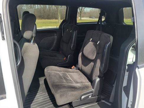 Used 2016 Dodge Grand Caravan SE image 13