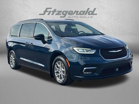Used 2021 Chrysler Pacifica Touring image 1