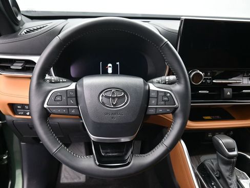 Certified 2025 Toyota Highlander Platinum image 17