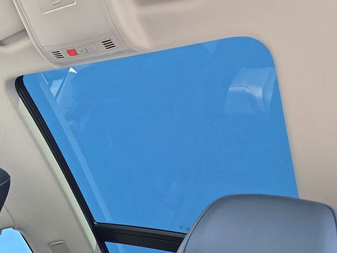 Used 2024 Volkswagen Tiguan SE w/ Panoramic Sunroof Package image 16