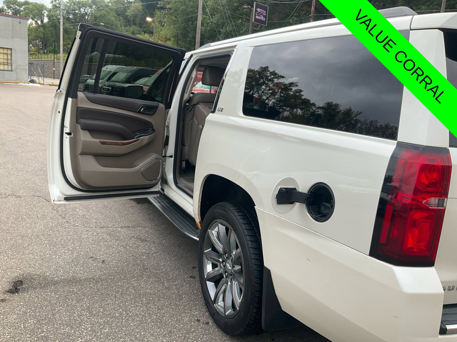 Used 2015 Chevrolet Suburban LTZ AWD/4WD image 22