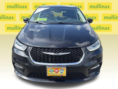Used 2024 Chrysler Pacifica Touring-L FWD image 16