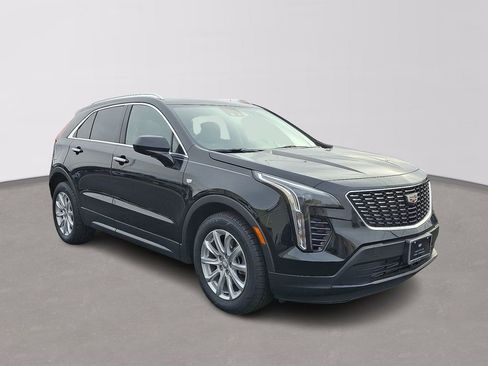 Certified 2022 Cadillac XT4 Luxury w/ Cold Weather Package image 3